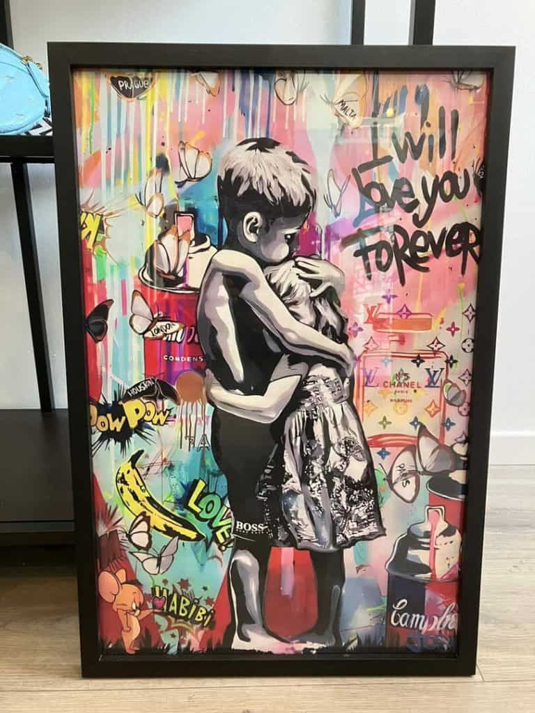 Beitragsbild der Podcastfolge_O-3 / Kreative Schöpfung, die sich in der realen Welt manifestiert _ Offen Gesprochen... über Gott und die Welt mit Martin Kolodziej und Alwina Simon - Ich & DU, Martin - Wow Sessions, ein Podcast über das Leben an sich // Zu sehen ist eine bunte Collage im Graffiti-Stil mit gesprühten Elementen wie Schmetterlingen, Sprühdosen, Comicsprüchen und Städtenamen. In der Mitte sind ein Junge und ein Mädchen, die wie Bruder und Schwester wirken, in einer Umarmung zu sehen. Diese beiden Figuren sind schwarz-weiß, während der Rest des Bildes helle, leuchtende Farben trägt. Oben rechts im Bild prangt groß und deutlich der schwarze Schriftzug „I will love you forever“. // Credits: Privater Bildbestand von Alwina Simon – 2024-05-16