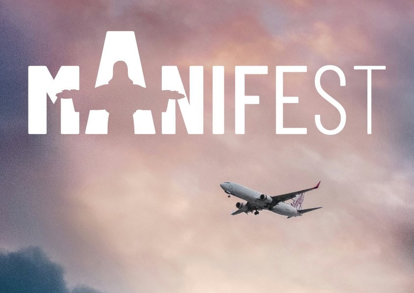 Beitragsbild der Podcastfolge_O-4 / MANIFEST: Das Geheimnis von Flug MA-282 _ Offen Gesprochen... über Gott und die Welt mit Martin Kolodziej und Alwina Simon - Ich & DU, Martin - Wow Sessions, ein Podcast über das Leben an sich // Nachgebildetes Logo zur Serie Manifest. Kein Originallogo. In dem „A” von „MANIFEST” ist die Negativform von Jesus zu erkennen. Die Schriftstärke der Lettern nimmt vom Anfang zum Ende des Wortes ab. Im Hintergrund ist das Bild vom Cover der Folge zu sehen. Zu sehen ist ein sanfter Wolkenhimmel in Grau- und Altrosa-Tönen, als einziges Element ist ein Flugzeug der Airline Virgin zu erkennen. // Hintergrundbild Credits: Leio McLaren via unsplash.com