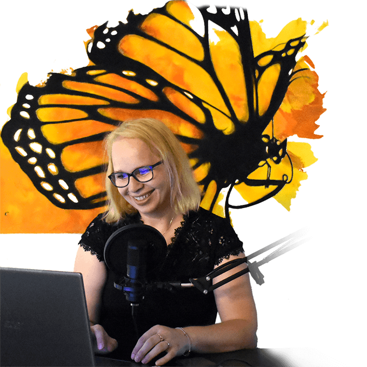 Bild: Alwina Simon bei der Aufnahme eines Podcasts. Sie sitzt hinter einem links im Bild stehenden Laptop und einem nach rechts auslaufendem Mikrofon. Der rechte Bildrand ist transparent, sodass im Hintergrund ein schwarzer Sternenhimmel zu sehen ist. Hinter Alwina befindet sich ein überdimensional großer, gemalter Monarchfalter in leuchtenden Gelb- und Orangetönen. Auch dieser ist auf transparentem Grund und geht in den Sternenhimmel über. Der Schmetterling ist ein Kunstwerk von Alwina Simon aus dem Jahr 2015 und hat die Größe 110 x 160 mm.