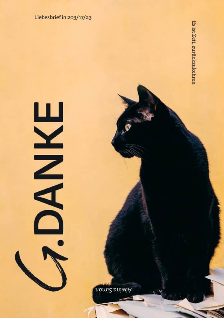 Cover des Buchs „G.DANKE” von Alwina Simon. Zu sehen ist eine schwarze Katze, die auf einem Haufen loser Blätter sitzt und nach links blickt. Der Hintergrund ist in einem milden Gelbton gehalten, sodass der Kontrast zwischen Schwarz und Gelb sehr hoch ist. Der Titel „G.DANKE” steht senkrecht am linken Rand und hebt sich dadurch prominent ab. / Credits: Nathan Riley via unsplash.com