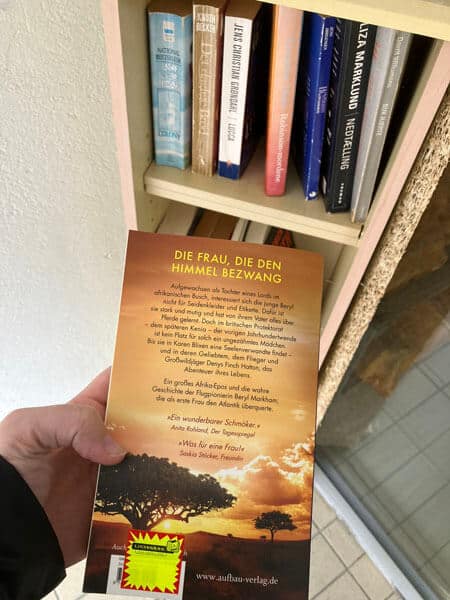 Ich halte also das Buch Lady Afrika von Paula McLain in den Händen und entdecke auf dem Klappentext, dass es ein Afrika-Epos über Beryl Markham, eine Flugpionierin ist, die als erste Frau den Atlantik überfliegt