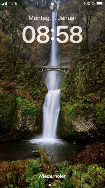 Beitragsbild der Podcastfolge_O-3 / Kreative Schöpfung, die sich in der realen Welt manifestiert _ Offen Gesprochen... über Gott und die Welt mit Martin Kolodziej und Alwina Simon - Ich & DU, Martin - Wow Sessions, ein Podcast über das Leben an sich // Zu sehen ist ein Screenshot des Home Bildschirms mit der Uhrzeit 8:58 Uhr. Diese Zahlenfolge steht für den Ausdruck „Sich seiner Größe bewusst sein“ // Credits: Privater Bildbestand von Alwina Simon – 2024-01-01_Credits Hintergrundbild Multnomah Falls, Oregon, USA: Chris Briggs via unsplash.com