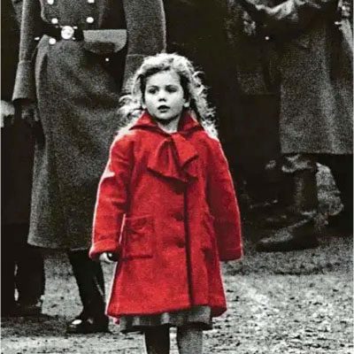 Beitragsbild der Podcastfolge_O-3 / Kreative Schöpfung, die sich in der realen Welt manifestiert _ Offen Gesprochen... über Gott und die Welt mit Martin Kolodziej und Alwina Simon - Ich & DU, Martin - Wow Sessions, ein Podcast über das Leben an sich // Das Standbild stammt aus dem Film „Schindlers Liste“. Zu sehen ist ein kleines Mädchen in einem roten Mantel. Der Rest des Bildes ist in Schwarz-Weiß gehalten. Im Hintergrund stehen Männer in Kriegsbekleidung, teils mit Waffen in den Händen. // Credits: Film Schindlers Liste