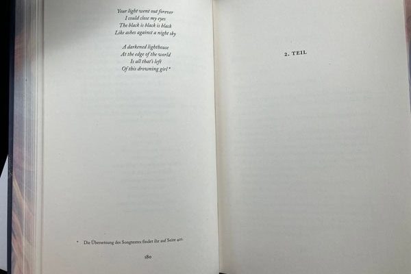 Beitragsbild der Podcastfolge_O-3 / Kreative Schöpfung, die sich in der realen Welt manifestiert _ Offen Gesprochen... über Gott und die Welt mit Martin Kolodziej und Alwina Simon - Ich & DU, Martin - Wow Sessions, ein Podcast über das Leben an sich // Zu sehen ist ein aufgeschlagenes Buch: „ALL IN – Zwei Versprechen“ von Emma Scott. Auf der linken Seite 180 ist der Songtext von „The Lighthouse“ abgedruckt, auf der rechten Seite steht der Kapiteltitel „2. Teil“. // Credits: Privater Bildbestand von Alwina Simon – 2024-06-03