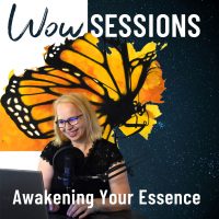 Cover der Podcastfolge_Awakening your Essence_Wow Sessions von Alwina Simon Hintergrundbild: Schwarzer Sternenhimmel. Credits: Guille Pozzi via unsplash.com / Bild: Alwina Simon bei der Aufnahme eines Podcasts. Sie sitzt hinter einem links im Bild stehenden Laptop und einem nach rechts auslaufendem Mikrofon. Der rechte Bildrand ist transparent, sodass im Hintergrund ein schwarzer Sternenhimmel zu sehen ist. Hinter Alwina befindet sich ein überdimensional großer, gemalter Monarchfalter in leuchtenden Gelb- und Orangetönen. Auch dieser ist auf transparentem Grund und geht in den Sternenhimmel über. Der Schmetterling ist ein Kunstwerk von Alwina Simon aus dem Jahr 2015 und hat die Größe 110 x 160 mm.