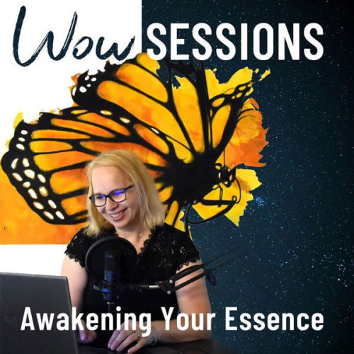 Cover der Podcastfolge_Awakening your Essence_Wow Sessions von Alwina Simon Hintergrundbild: Schwarzer Sternenhimmel. Credits: Guille Pozzi via unsplash.com / Bild: Alwina Simon bei der Aufnahme eines Podcasts. Sie sitzt hinter einem links im Bild stehenden Laptop und einem nach rechts auslaufendem Mikrofon. Der rechte Bildrand ist transparent, sodass im Hintergrund ein schwarzer Sternenhimmel zu sehen ist. Hinter Alwina befindet sich ein überdimensional großer, gemalter Monarchfalter in leuchtenden Gelb- und Orangetönen. Auch dieser ist auf transparentem Grund und geht in den Sternenhimmel über. Der Schmetterling ist ein Kunstwerk von Alwina Simon aus dem Jahr 2015 und hat die Größe 110 x 160 mm.