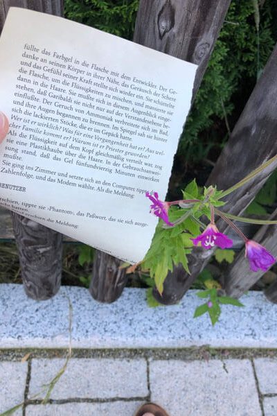 Beitragsbild der Podcastfolge_O-2 / Mitarbeiterführung, Seelenaufgabe & Engel _ Offen Gesprochen... über Gott und die Welt mit Martin Kolodziej und Alwina Simon - Ich & DU, Martin - Wow Sessions, ein Podcast über das Leben an sich // Zu sehen ist ein ausgerissenes Blatt aus einem unbekannten Buch. Darauf steht die Frage: „Wer ist er wirklich? Was für eine Vergangenheit hat er? Aus welcher Familie kommt er? Warum ist er Priester geworden?” Auch diese Zeilen berührten mich: „Sie ging ins Zimmer und setzte sich an den Computer, tippte die Zahlenfolge und das Modem wählte. Als die Meldung: BENUTZER erschien, tippte sie Phantom, das Passwort, das sie sich ausgedacht hatten.” Dieses ausgerissene Blatt fand ich am 11.08.2021 auf der Straße zur Hoffnungskirche in Buchloe. Bei meinem zweiten Besuch dieser Straße fand ich noch viele weitere einzelne ausgerissene Seiten, die über die ganze Straße verteilt waren. Ich hob sie alle auf. Das letzte Blatt, das ich fand, trug diese Botschaft: „Denn Gott hat die Welt so sehr geliebt, dass er seinen einzigen Sohn hingab, damit jeder, der an ihn glaubt, nicht zu Grunde geht, sondern das ewige Leben hat.“ // Credits: Privater Bildbestand von Alwina Simon – 2021-08-11