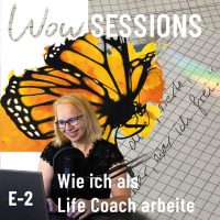 Cover der Podcastfolge E-2 / Wie ich als Life Coach arbeite / Erlebe persönliche Entfaltung in Verbundenheit mit einer höheren Kraft im Podcast der Wow Sessions, ein Podcast über das Leben an sich mit Alwina Simon. // Hintergrundbild: Ein kariertes Blatt Papier mit einer Kugelschreibernotiz, die den Leitgedanken der Folge widerspiegelte: „Und sobald ich akzeptierte, dass sie fort war, war ich frei.“ Über dem Wort „frei” befindet sich eine regenbogenfarbene Reflexion. Bildvordergrund: Alwina Simon bei der Aufnahme eines Podcasts. Sie sitzt hinter einem links im Bild stehenden Laptop und einem nach rechts auslaufendem Mikrofon. Der rechte Bildrand ist transparent, sodass der zuvor beschriebene Hintergrund zu sehen ist. Hinter Alwina befindet sich ein überdimensional großer, gemalter Monarchfalter in leuchtenden Gelb- und Orangetönen. Auch dieser ist auf transparentem Grund und geht in den Hintergrund über. Der Schmetterling ist ein Kunstwerk von Alwina Simon aus dem Jahr 2015 und hat die Größe 110 x 160 mm. // Credits: Privater Bildbestand von Alwina Simon – 2024-07-29