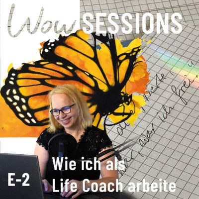 Cover der Podcastfolge E-2 / Wie ich als Life Coach arbeite / Erlebe persönliche Entfaltung in Verbundenheit mit einer höheren Kraft im Podcast der Wow Sessions, ein Podcast über das Leben an sich mit Alwina Simon. // Hintergrundbild: Ein kariertes Blatt Papier mit einer Kugelschreibernotiz, die den Leitgedanken der Folge widerspiegelte: „Und sobald ich akzeptierte, dass sie fort war, war ich frei.“ Über dem Wort „frei” befindet sich eine regenbogenfarbene Reflexion. Bildvordergrund: Alwina Simon bei der Aufnahme eines Podcasts. Sie sitzt hinter einem links im Bild stehenden Laptop und einem nach rechts auslaufendem Mikrofon. Der rechte Bildrand ist transparent, sodass der zuvor beschriebene Hintergrund zu sehen ist. Hinter Alwina befindet sich ein überdimensional großer, gemalter Monarchfalter in leuchtenden Gelb- und Orangetönen. Auch dieser ist auf transparentem Grund und geht in den Hintergrund über. Der Schmetterling ist ein Kunstwerk von Alwina Simon aus dem Jahr 2015 und hat die Größe 110 x 160 mm. // Credits: Privater Bildbestand von Alwina Simon – 2024-07-29