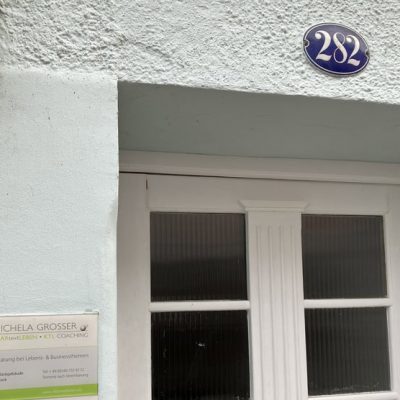 Beitragsbild der Podcastfolge_O-4 / MANIFEST: Das Geheimnis von Flug MA-282 _ Offen Gesprochen... über Gott und die Welt mit Martin Kolodziej und Alwina Simon - Ich & DU, Martin - Wow Sessions, ein Podcast über das Leben an sich // Zu sehen ist ein Profilbild von Michela Straub, ehm. Grosser // Credits: Privater Bildbestand von Michela Straub