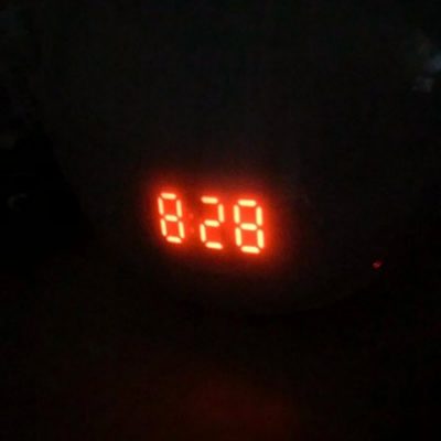 Beitragsbild der Podcastfolge_O-4 / MANIFEST: Das Geheimnis von Flug MA-282 _ Offen Gesprochen... über Gott und die Welt mit Martin Kolodziej und Alwina Simon - Ich & DU, Martin - Wow Sessions, ein Podcast über das Leben an sich // Zu sehen ist eine digitale Uhr, die 8:28 Uhr anzeigt. // Credits: Privater Bildbestand von Alwina Simon –2022-08-12