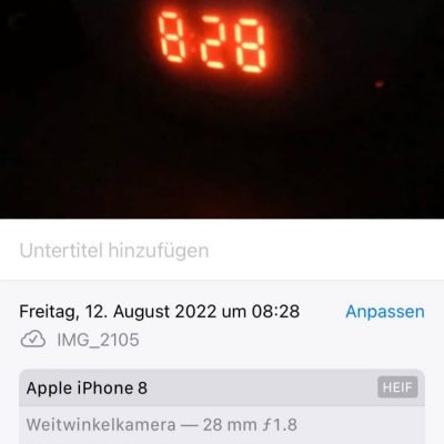 Beitragsbild der Podcastfolge_O-4 / MANIFEST: Das Geheimnis von Flug MA-282 _ Offen Gesprochen... über Gott und die Welt mit Martin Kolodziej und Alwina Simon - Ich & DU, Martin - Wow Sessions, ein Podcast über das Leben an sich // Zu sehen sind die Bilddetails zu dem Foto einer digitalen Uhr, die 8:28 Uhr anzeigt. // Credits: Privater Bildbestand von Alwina Simon –2022-08-12