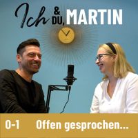 Cover der Podcastfolge_O-1 / Bis wir uns wiedersehen _ Offen Gesprochen... über Gott und die Welt mit Martin Kolodziej und Alwina Simon - Ich & DU, Martin - Wow Sessions, ein Podcast über das Leben an sich // Im Hintergrund ist eine goldene Uhr in Form einer Sonne auf türkisfarbenem Grund zu sehen. Links im Bild ist Martin Kolodziej in einem schwarzen Shirt zu sehen. Ihm gegenüber sitzt Alwina Simon, die in Weiß gekleidet ist, am rechten Bildrand. Zwischen den beiden ist ein schwarzes Mikrofon an einer Halterung befestigt.