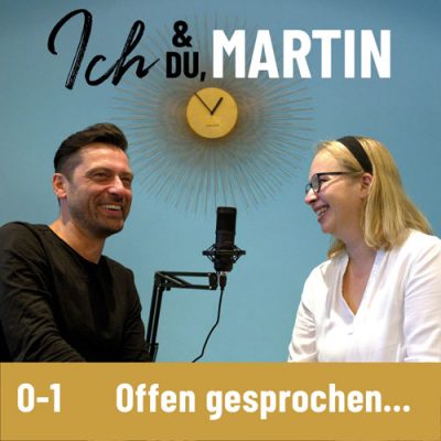 Cover der Podcastfolge_O-1 / Bis wir uns wiedersehen _ Offen Gesprochen... über Gott und die Welt mit Martin Kolodziej und Alwina Simon - Ich & DU, Martin - Wow Sessions, ein Podcast über das Leben an sich // Im Hintergrund ist eine goldene Uhr in Form einer Sonne auf türkisfarbenem Grund zu sehen. Links im Bild ist Martin Kolodziej in einem schwarzen Shirt zu sehen. Ihm gegenüber sitzt Alwina Simon, die in Weiß gekleidet ist, am rechten Bildrand. Zwischen den beiden ist ein schwarzes Mikrofon an einer Halterung befestigt.