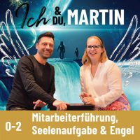 Cover der Podcastfolge_O-2 / Mitarbeiterführung, Seelenaufgabe & Engel_ Offen Gesprochen... über Gott und die Welt mit Martin Kolodziej und Alwina Simon - Ich & DU, Martin - Wow Sessions, ein Podcast über das Leben an sich // Im Hintergrund ist eine fiktive Szene im Weltall zu sehen. Auf der rechten Seite sind zwei Planeten zu sehen. Hinter einem der Planeten kommen Lichtstrahlen hervor, die den Titel des Podcasts „Ich und DU, Martin” unterstreichen. Zwischen den beiden Moderatoren, die an einem Tisch sitzen, sieht man im fiktiven Hintergrundbild zwei Astronauten in Raumanzügen, die über das Wasser eines Wasserfalls gehen. Im Vordergrund sitzt links im Bild Martin Kolodziej in einem schwarzen Shirt. Ihm gegenüber sitzt Alwina Simon, die in Weiß gekleidet ist, auf der rechten Bildseite. An den Rücken der beiden sind in Kreidestrichen Flügel gezeichnet, die zusammen ein Flügelpaar ergeben. Das Cover unterstreicht den Humor der beiden Moderatoren sowie das unbekannte Feld, in das sie in ihren Gesprächen eintauchen. // Credits zum Hintergrundbild: Ajay Kumar Singh (Jordan)_via pixabay.com