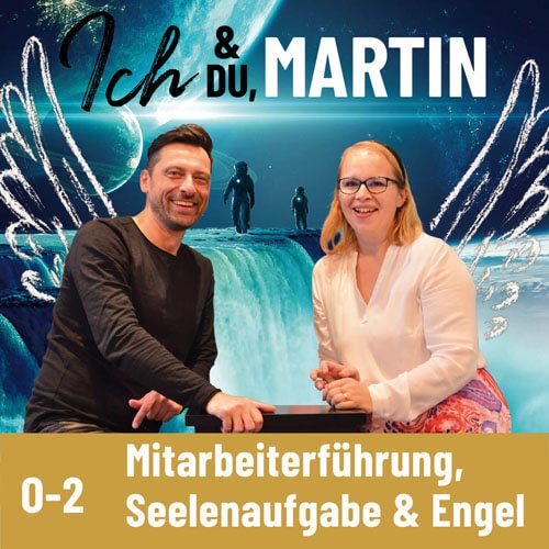 Cover der Podcastfolge_O-2 / Mitarbeiterführung, Seelenaufgabe & Engel_ Offen Gesprochen... über Gott und die Welt mit Martin Kolodziej und Alwina Simon - Ich & DU, Martin - Wow Sessions, ein Podcast über das Leben an sich // Im Hintergrund ist eine fiktive Szene im Weltall zu sehen. Auf der rechten Seite sind zwei Planeten zu sehen. Hinter einem der Planeten kommen Lichtstrahlen hervor, die den Titel des Podcasts „Ich und DU, Martin” unterstreichen. Zwischen den beiden Moderatoren, die an einem Tisch sitzen, sieht man im fiktiven Hintergrundbild zwei Astronauten in Raumanzügen, die über das Wasser eines Wasserfalls gehen. Im Vordergrund sitzt links im Bild Martin Kolodziej in einem schwarzen Shirt. Ihm gegenüber sitzt Alwina Simon, die in Weiß gekleidet ist, auf der rechten Bildseite. An den Rücken der beiden sind in Kreidestrichen Flügel gezeichnet, die zusammen ein Flügelpaar ergeben. Das Cover unterstreicht den Humor der beiden Moderatoren sowie das unbekannte Feld, in das sie in ihren Gesprächen eintauchen. // Credits zum Hintergrundbild: Ajay Kumar Singh (Jordan)_via pixabay.com