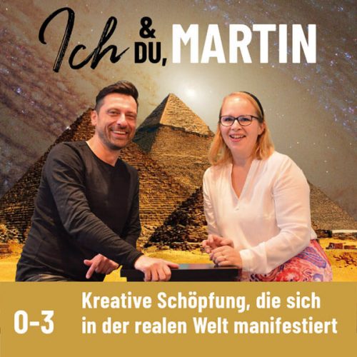 Cover der Podcastfolge_O-3 / Kreative Schöpfung, die sich in der realen Welt manifestiert _ Offen Gesprochen... über Gott und die Welt mit Martin Kolodziej und Alwina Simon - Ich & DU, Martin - Wow Sessions, ein Podcast über das Leben an sich // Im Hintergrund ist die Pyramidenlandschaft von Giza mit einem Universum als fiktivem Hintergrund zu sehen. In dessen Mitte steht ein leuchtender Ball um den sich die Sterne in einer diagonal stehenden Ellipse drehen. Credits_Spirit111 via Pixabay-com. Links im Bild ist Martin Kolodziej in einem schwarzen Shirt zu sehen. Ihm gegenüber sitzt Alwina Simon, die in Weiß gekleidet ist, am rechten Bildrand. Beide sitzen an einem schwarzen Tisch, der zwischen ihnen steht.