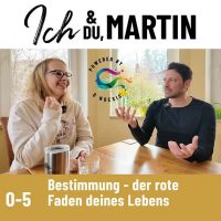 Cover der Podcastfolge_O-5 / Bestimmung: Der rote Faden deines Lebens _ Offen Gesprochen... über Gott und die Welt mit Martin Kolodziej und Alwina Simon - Ich & DU, Martin - Wow Sessions, ein Podcast über das Leben an sich // Martin und Alwina Simon sitzen an einem Tisch. Im Hintergrund sind zwei Fenster zu sehen. Die Gesprächspartner sind im Redeprozess gezeigt. // Privater Bildbestand von Alwina Simon