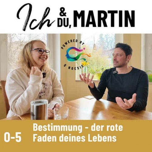 Cover der Podcastfolge_O-5 / Bestimmung: Der rote Faden deines Lebens _ Offen Gesprochen... über Gott und die Welt mit Martin Kolodziej und Alwina Simon - Ich & DU, Martin - Wow Sessions, ein Podcast über das Leben an sich // Martin und Alwina Simon sitzen an einem Tisch. Im Hintergrund sind zwei Fenster zu sehen. Die Gesprächspartner sind im Redeprozess gezeigt. // Privater Bildbestand von Alwina Simon