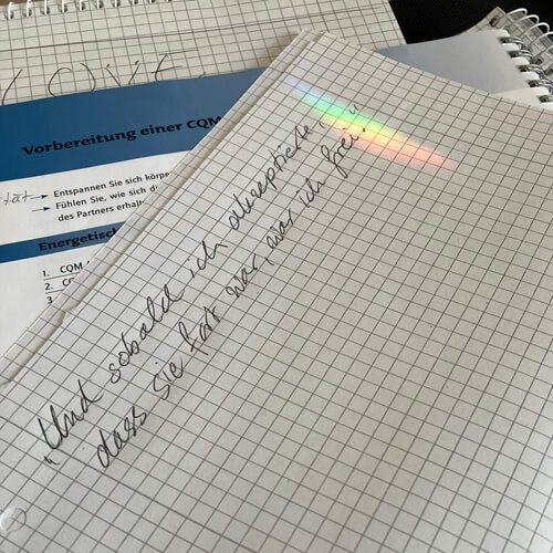 Beitragsbild der Podcastfolge E-2 / Wie ich als Life Coach arbeite / Erlebe persönliche Entfaltung in Verbundenheit mit einer höheren Kraft im Podcast der Wow Sessions, ein Podcast über das Leben an sich mit Alwina Simon. // Ein kariertes Blatt Papier mit einer Kugelschreibernotiz, die den Leitgedanken der Folge widerspiegelte: „Und sobald ich akzeptierte, dass sie fort war, war ich frei.“ Über dem Wort „frei” befindet sich eine regenbogenfarbene Reflexion // Credits: Privater Bildbestand von Alwina Simon – 2024-07-29