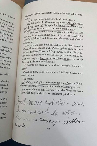 Beitragsbild der Podcastfolge E-2 / Wie ich als Life Coach arbeite / Erlebe persönliche Entfaltung in Verbundenheit mit einer höheren Kraft im Podcast der Wow Sessions, ein Podcast über das Leben an sich mit Alwina Simon. // Eine Seite des Romans ALL IN - Zwei Versprechen von Emma Scott - Seite 303 mit Unterstreichungen und handschriftlicher Notiz „Sprich DEINE Wahrheit aus, als ob niemand da wäre, der sie in Frage stellen könnte.“ // Credits: Privater Bildbestand von Alwina Simon – 2024-06-07