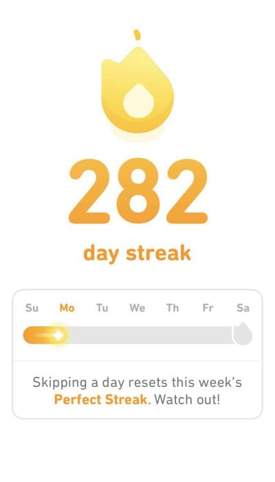Duolingo-Screenshot mit Flammensymbol und der Anzeige „282 day streak“.