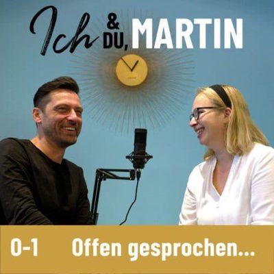 Podcast-Cover „Ich & DU, Martin“, Folge O-1 „Offen gesprochen“: Martin Kolodziej und Alwina Simon lachend am Mikrofon, im Hintergrund eine Sonnenuhr.