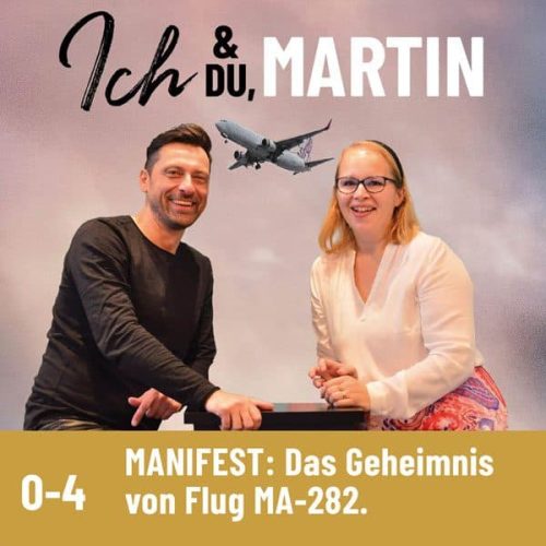 Podcast-Cover MANIFEST, Flug MA-282: Alwina Simon und Martin Kolodziej an einem Tisch, darüber ein Flugzeug am Wolkenhimmel.