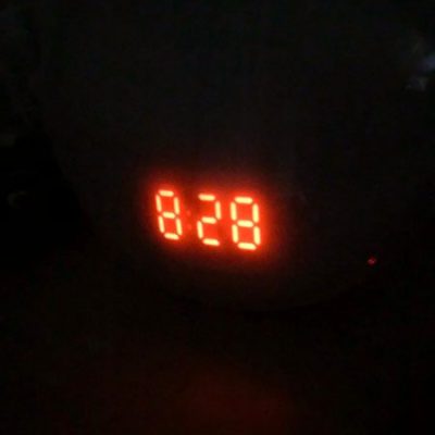 Digitalwecker im Dunkeln, der in roten Ziffern 8:28 Uhr anzeigt.